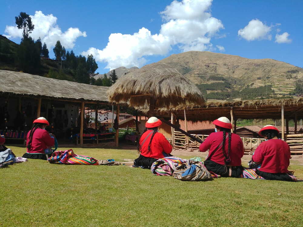 Caccaccollo Peruvian Community and Women's Weaving