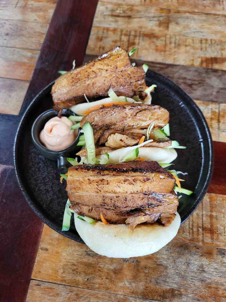 Braise pork leg with buns dish